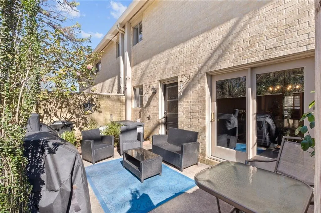 5400 Roswell Road Unit I4, Atlanta, Georgia 30342, 3 Bedrooms Bedrooms, ,2 BathroomsBathrooms,Residential,Sold,5400 Roswell Road Unit I4,7339522