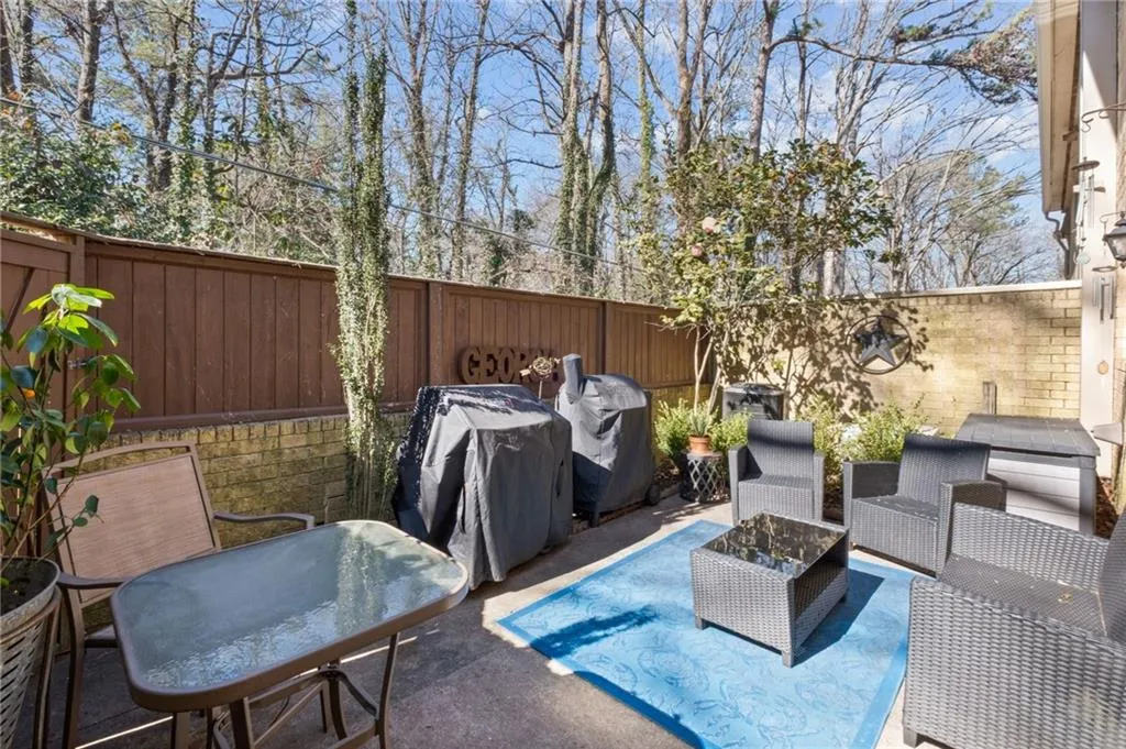 5400 Roswell Road Unit I4, Atlanta, Georgia 30342, 3 Bedrooms Bedrooms, ,2 BathroomsBathrooms,Residential,Sold,5400 Roswell Road Unit I4,7339522