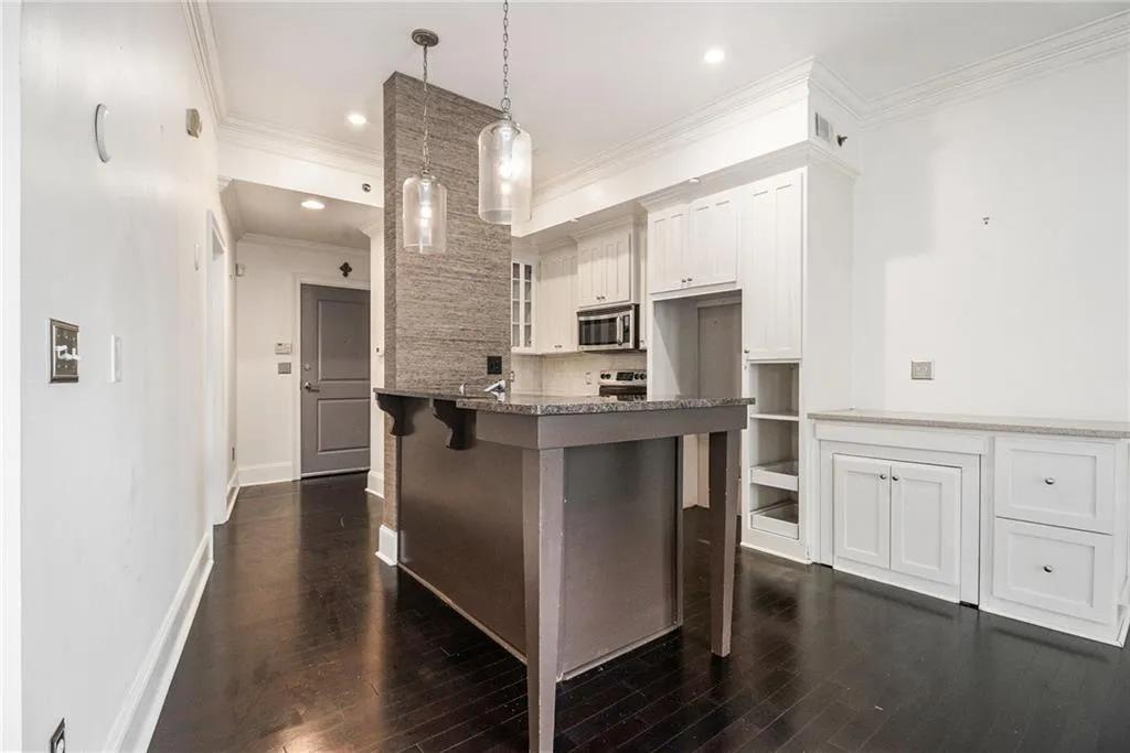 2255 Peachtree Road Ne Unit 527, Atlanta, Georgia 30309, 1 Bedroom Bedrooms, ,1 BathroomBathrooms,Residential,For Sale,2255 Peachtree Road Ne Unit 527,7623552