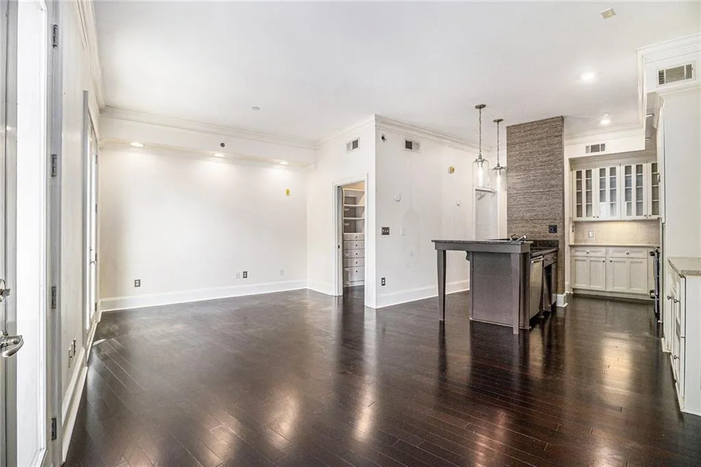 2255 Peachtree Road Ne Unit 527, Atlanta, Georgia 30309, 1 Bedroom Bedrooms, ,1 BathroomBathrooms,Residential,For Sale,2255 Peachtree Road Ne Unit 527,7623552