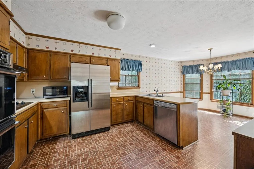 Kitchen featuring a peninsula and sunny eat-in area.