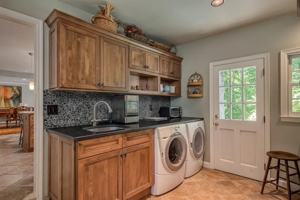 135 River Court Parkway, Sandy Springs, Georgia 30328, 3 Bedrooms Bedrooms, ,2 BathroomsBathrooms,Residential,Sold,135 River Court Parkway,6897719