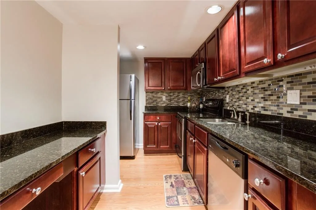 6900 Roswell Road Ne Unit Q16, Atlanta, Georgia 30328, 2 Bedrooms Bedrooms, ,2 BathroomsBathrooms,Residential,Sold,6900 Roswell Road Ne Unit Q16,6537624