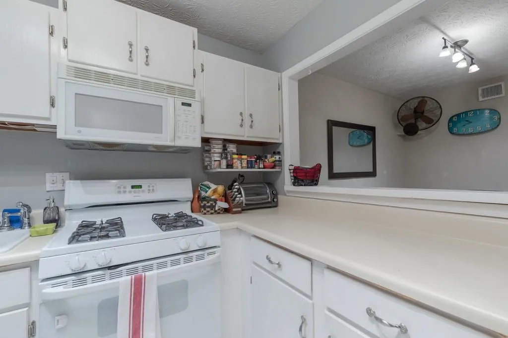 302 River Run Drive, Sandy Springs, Georgia 30350, 1 Bedroom Bedrooms, ,1 BathroomBathrooms,Residential,Sold,302 River Run Drive,6534166