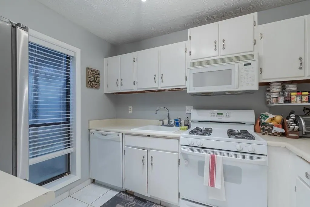 302 River Run Drive, Sandy Springs, Georgia 30350, 1 Bedroom Bedrooms, ,1 BathroomBathrooms,Residential,Sold,302 River Run Drive,6534166