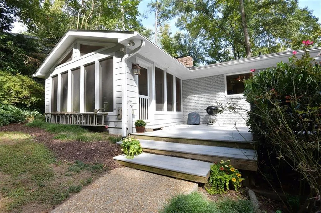 735 E Northway Lane, Atlanta, Georgia 30342, 4 Bedrooms Bedrooms, ,3 BathroomsBathrooms,Residential,Sold,735 E Northway Lane,6795699