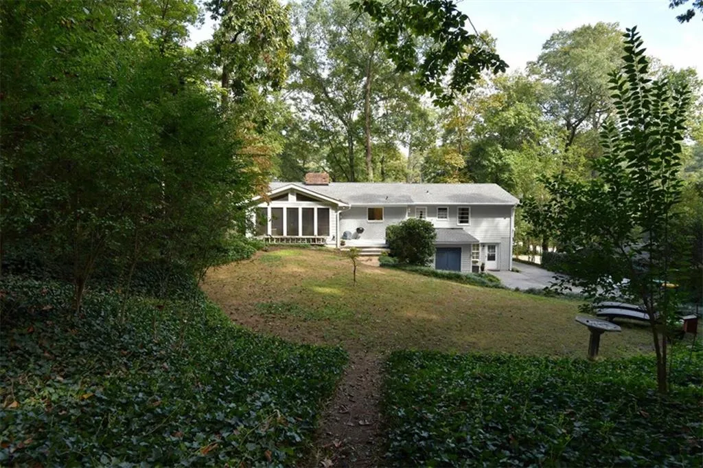 735 E Northway Lane, Atlanta, Georgia 30342, 4 Bedrooms Bedrooms, ,3 BathroomsBathrooms,Residential,Sold,735 E Northway Lane,6795699