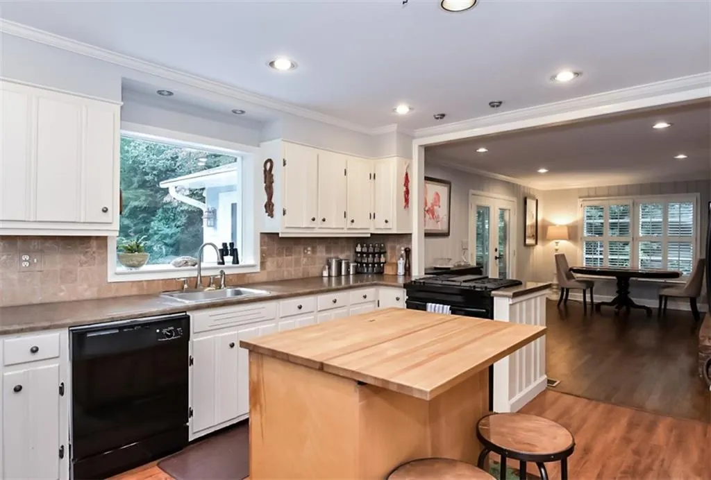 735 E Northway Lane, Atlanta, Georgia 30342, 4 Bedrooms Bedrooms, ,3 BathroomsBathrooms,Residential,Sold,735 E Northway Lane,6795699