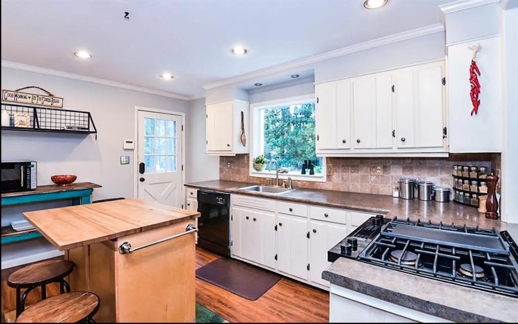 735 E Northway Lane, Atlanta, Georgia 30342, 4 Bedrooms Bedrooms, ,3 BathroomsBathrooms,Residential,Sold,735 E Northway Lane,6795699