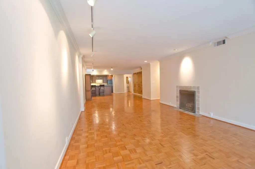 2734 Peachtree Road Nw Unit C-404, Atlanta, Georgia 30305, 2 Bedrooms Bedrooms, ,2 BathroomsBathrooms,Residential,For Sale,2734 Peachtree Road Nw Unit C-404,7592372