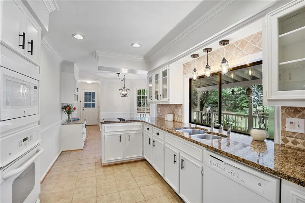 265 Brackenwood Circle, Atlanta, Georgia 30328, 5 Bedrooms Bedrooms, ,2 BathroomsBathrooms,Residential,Sold,265 Brackenwood Circle,7210959