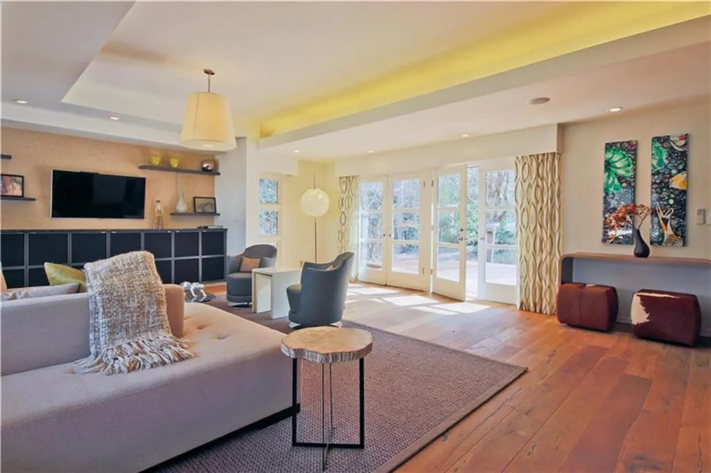 516 Londonberry Road, Atlanta, Georgia 30327, 4 Bedrooms Bedrooms, ,3 BathroomsBathrooms,Residential,Sold,516 Londonberry Road,6844591