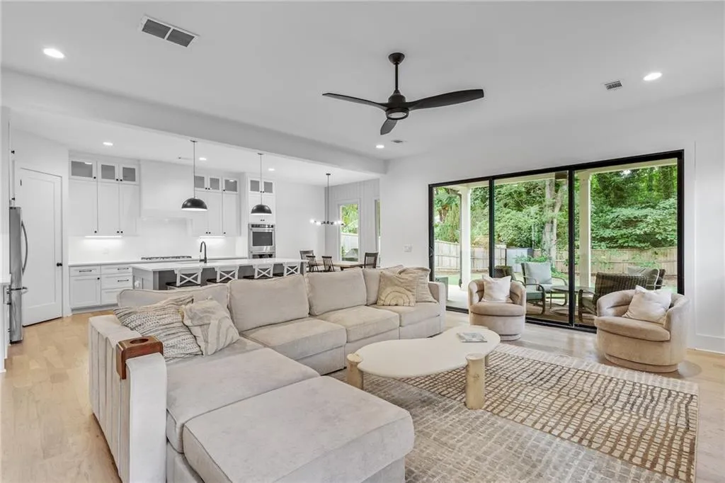 Brookhaven, Georgia 30319, 5 Bedrooms Bedrooms, ,4 BathroomsBathrooms,Residential,For Sale,7620284