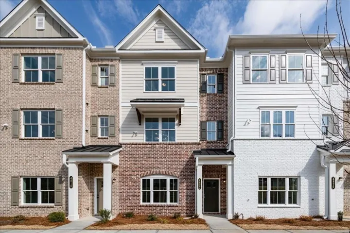 Welcoming craftsman style exterior!