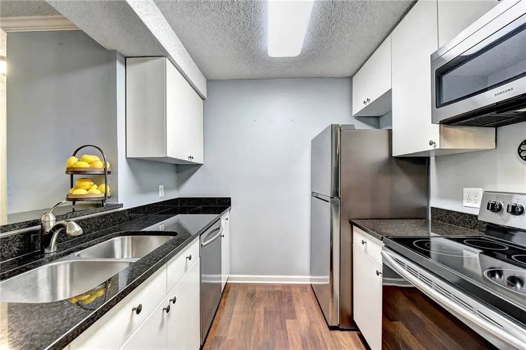 106 Barrington Hills Drive, Sandy Springs, Georgia 30350, 2 Bedrooms Bedrooms, ,2 BathroomsBathrooms,Residential,Sold,106 Barrington Hills Drive,6552572