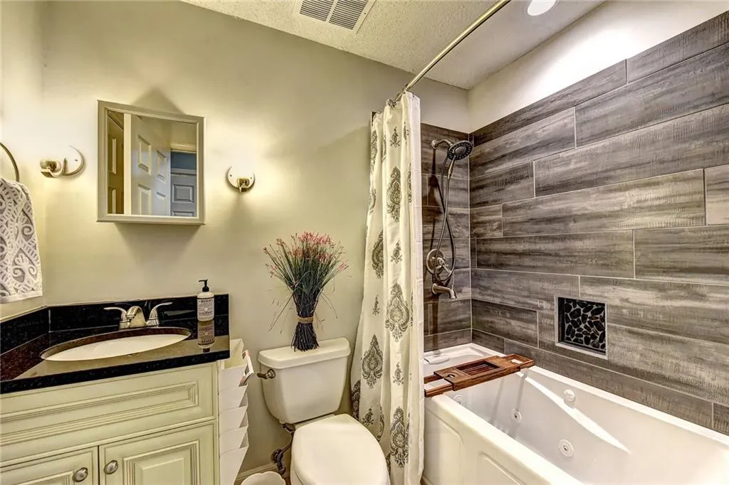 106 Barrington Hills Drive, Sandy Springs, Georgia 30350, 2 Bedrooms Bedrooms, ,2 BathroomsBathrooms,Residential,Sold,106 Barrington Hills Drive,6552572