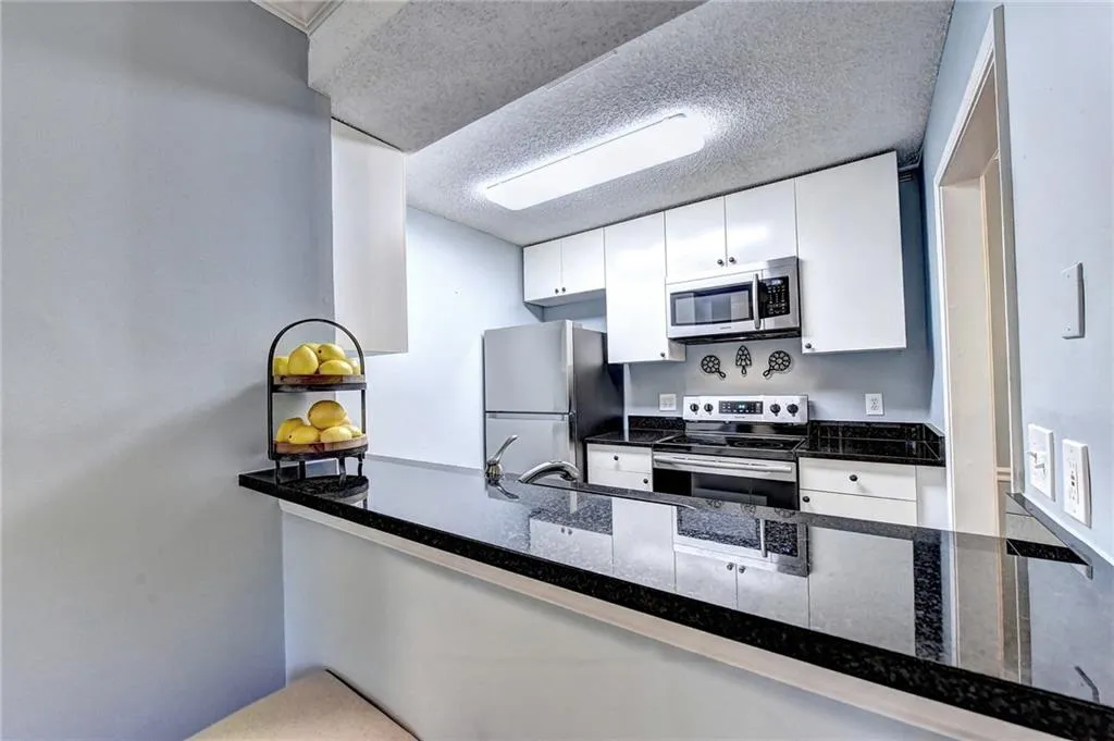 106 Barrington Hills Drive, Sandy Springs, Georgia 30350, 2 Bedrooms Bedrooms, ,2 BathroomsBathrooms,Residential,Sold,106 Barrington Hills Drive,6552572