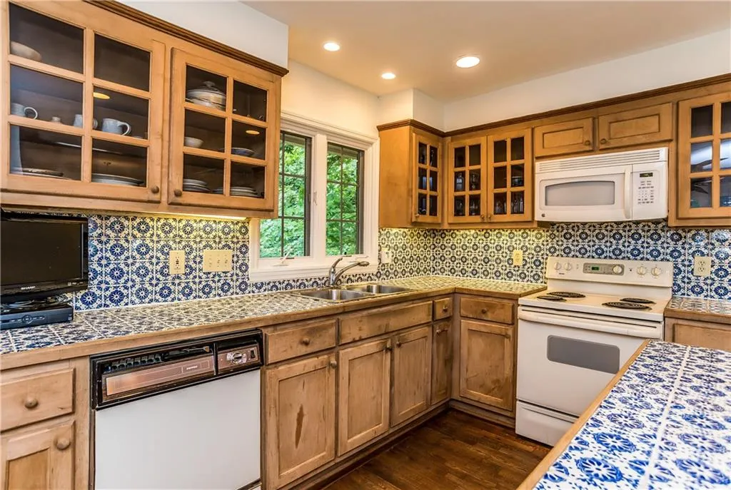 174 Johnson Ferry Road Nw, Sandy Springs, Georgia 30328, 3 Bedrooms Bedrooms, ,2 BathroomsBathrooms,Residential,Sold,174 Johnson Ferry Road Nw,5907025