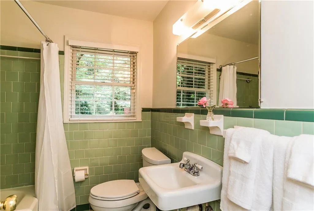174 Johnson Ferry Road Nw, Sandy Springs, Georgia 30328, 3 Bedrooms Bedrooms, ,2 BathroomsBathrooms,Residential,Sold,174 Johnson Ferry Road Nw,5907025