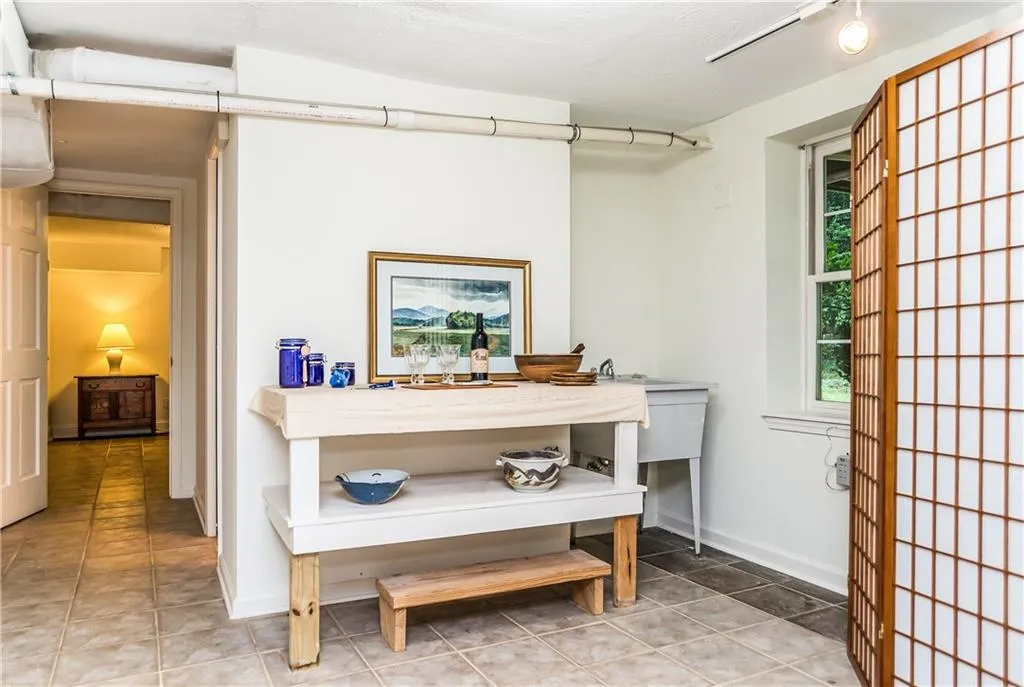 174 Johnson Ferry Road Nw, Sandy Springs, Georgia 30328, 3 Bedrooms Bedrooms, ,2 BathroomsBathrooms,Residential,Sold,174 Johnson Ferry Road Nw,5907025