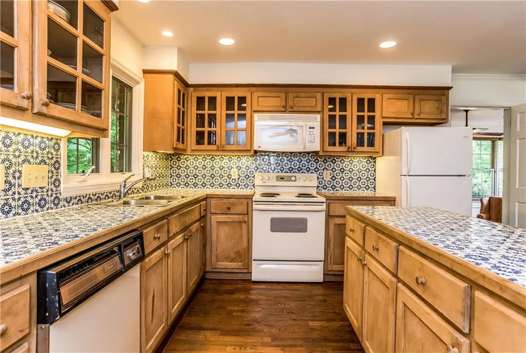 174 Johnson Ferry Road Nw, Sandy Springs, Georgia 30328, 3 Bedrooms Bedrooms, ,2 BathroomsBathrooms,Residential,Sold,174 Johnson Ferry Road Nw,5907025