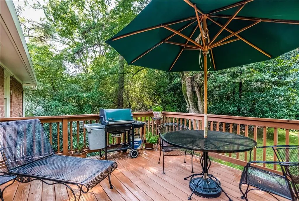 174 Johnson Ferry Road Nw, Sandy Springs, Georgia 30328, 3 Bedrooms Bedrooms, ,2 BathroomsBathrooms,Residential,Sold,174 Johnson Ferry Road Nw,5907025
