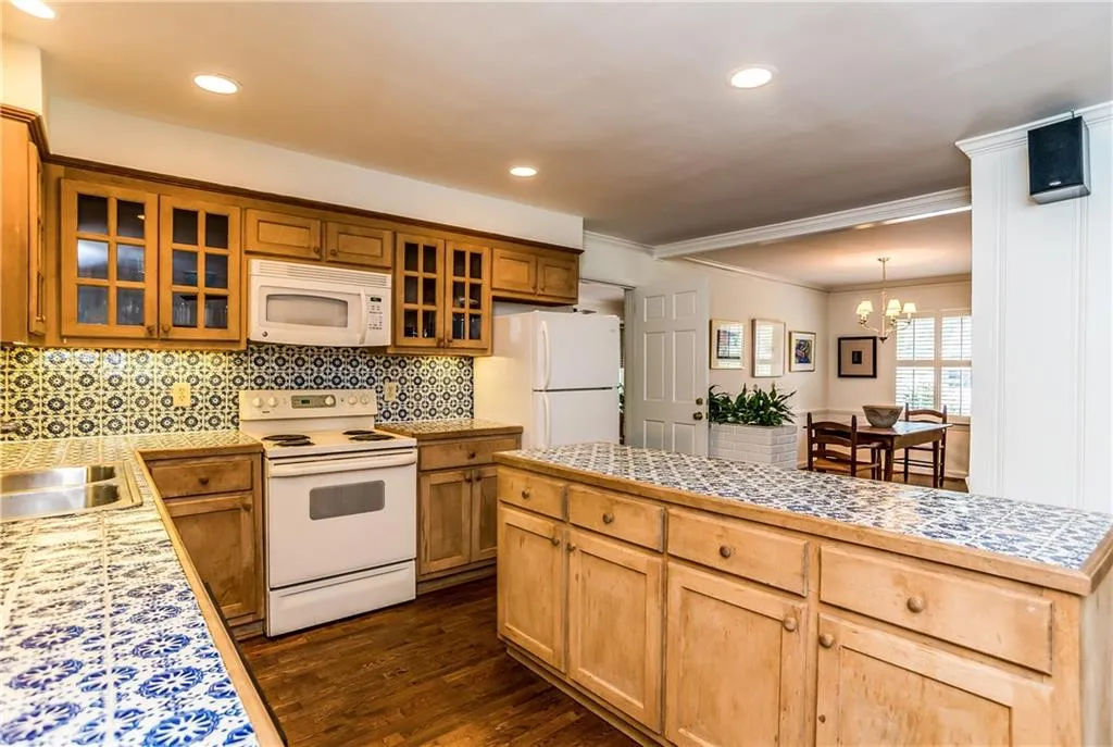 174 Johnson Ferry Road Nw, Sandy Springs, Georgia 30328, 3 Bedrooms Bedrooms, ,2 BathroomsBathrooms,Residential,Sold,174 Johnson Ferry Road Nw,5907025
