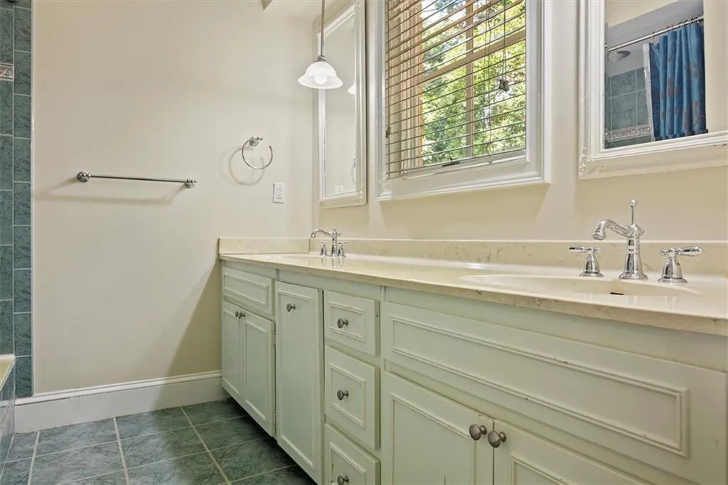 8915 River Run, Sandy Springs, Georgia 30350, 5 Bedrooms Bedrooms, ,4 BathroomsBathrooms,Residential,Sold,8915 River Run,6943445