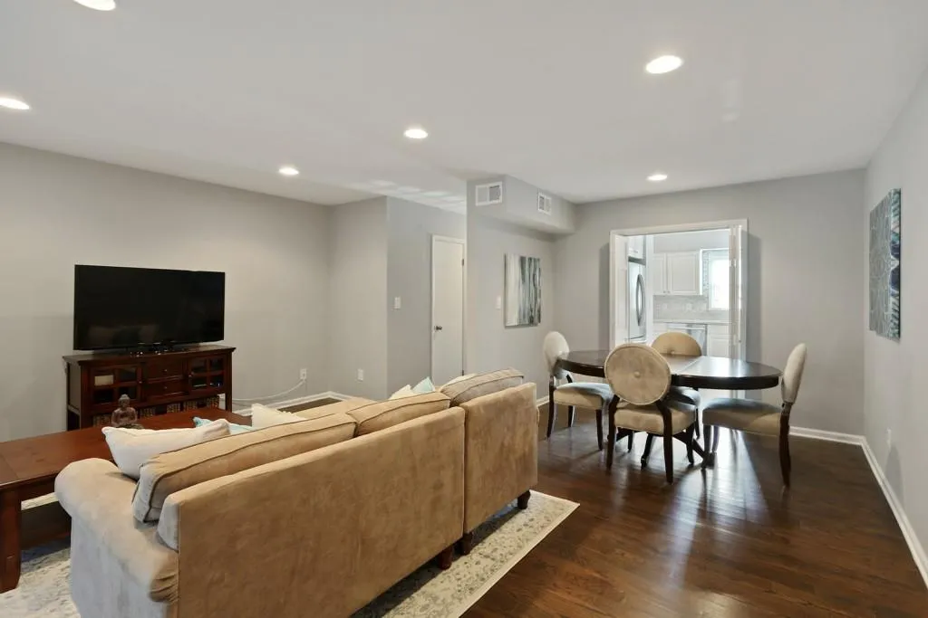 6700 Roswell Road Unit 20b, Sandy Springs, Georgia 30328, 2 Bedrooms Bedrooms, ,1 BathroomBathrooms,Residential,Sold,6700 Roswell Road Unit 20b,6524802