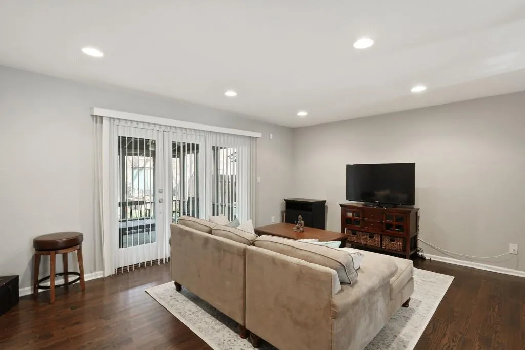 6700 Roswell Road Unit 20b, Sandy Springs, Georgia 30328, 2 Bedrooms Bedrooms, ,1 BathroomBathrooms,Residential,Sold,6700 Roswell Road Unit 20b,6524802