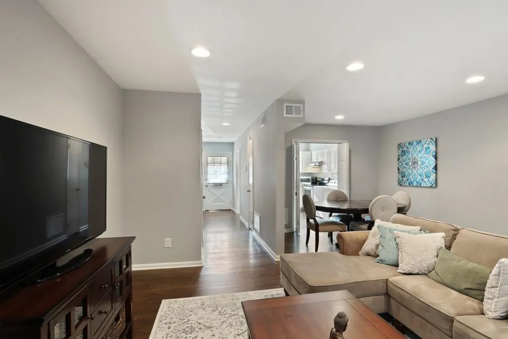 6700 Roswell Road Unit 20b, Sandy Springs, Georgia 30328, 2 Bedrooms Bedrooms, ,1 BathroomBathrooms,Residential,Sold,6700 Roswell Road Unit 20b,6524802