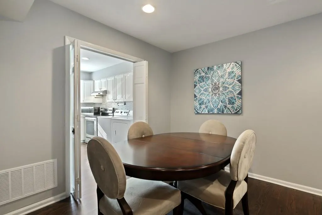 6700 Roswell Road Unit 20b, Sandy Springs, Georgia 30328, 2 Bedrooms Bedrooms, ,1 BathroomBathrooms,Residential,Sold,6700 Roswell Road Unit 20b,6524802