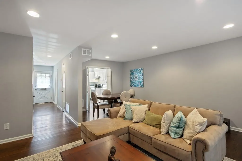 6700 Roswell Road Unit 20b, Sandy Springs, Georgia 30328, 2 Bedrooms Bedrooms, ,1 BathroomBathrooms,Residential,Sold,6700 Roswell Road Unit 20b,6524802