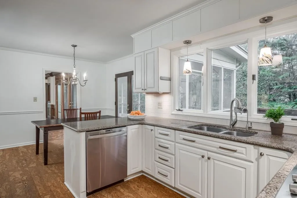 210 Marsh Glen Point, Sandy Springs, Georgia 30328, 5 Bedrooms Bedrooms, ,4 BathroomsBathrooms,Residential,Sold,210 Marsh Glen Point,7033029