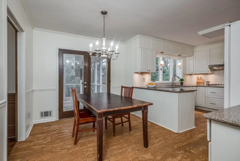 210 Marsh Glen Point, Sandy Springs, Georgia 30328, 5 Bedrooms Bedrooms, ,4 BathroomsBathrooms,Residential,Sold,210 Marsh Glen Point,7033029