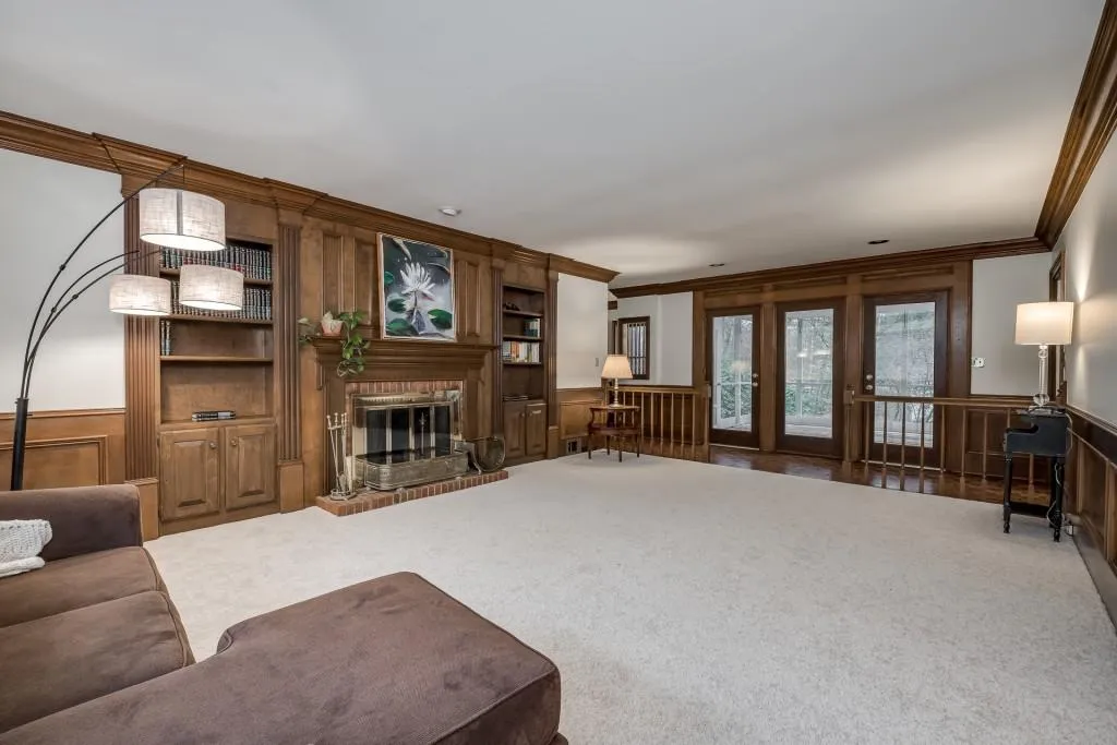 210 Marsh Glen Point, Sandy Springs, Georgia 30328, 5 Bedrooms Bedrooms, ,4 BathroomsBathrooms,Residential,Sold,210 Marsh Glen Point,7033029