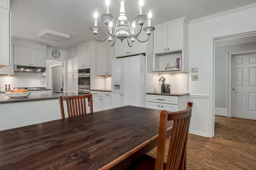 210 Marsh Glen Point, Sandy Springs, Georgia 30328, 5 Bedrooms Bedrooms, ,4 BathroomsBathrooms,Residential,Sold,210 Marsh Glen Point,7033029