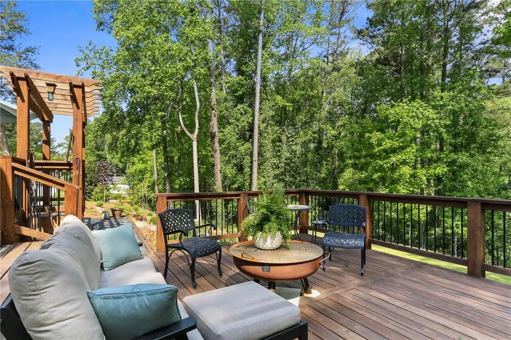 340 Riverhill Drive, Atlanta, Georgia 30328, 4 Bedrooms Bedrooms, ,3 BathroomsBathrooms,Residential,Sold,340 Riverhill Drive,6876511