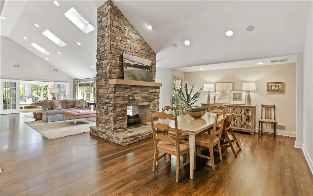 340 Riverhill Drive, Atlanta, Georgia 30328, 4 Bedrooms Bedrooms, ,3 BathroomsBathrooms,Residential,Sold,340 Riverhill Drive,6876511