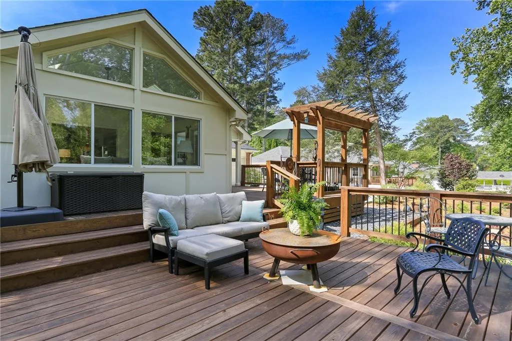 340 Riverhill Drive, Atlanta, Georgia 30328, 4 Bedrooms Bedrooms, ,3 BathroomsBathrooms,Residential,Sold,340 Riverhill Drive,6876511