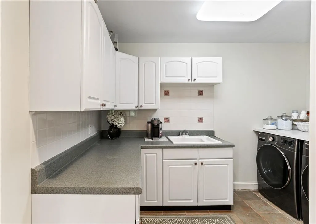 340 Riverhill Drive, Atlanta, Georgia 30328, 4 Bedrooms Bedrooms, ,3 BathroomsBathrooms,Residential,Sold,340 Riverhill Drive,6876511