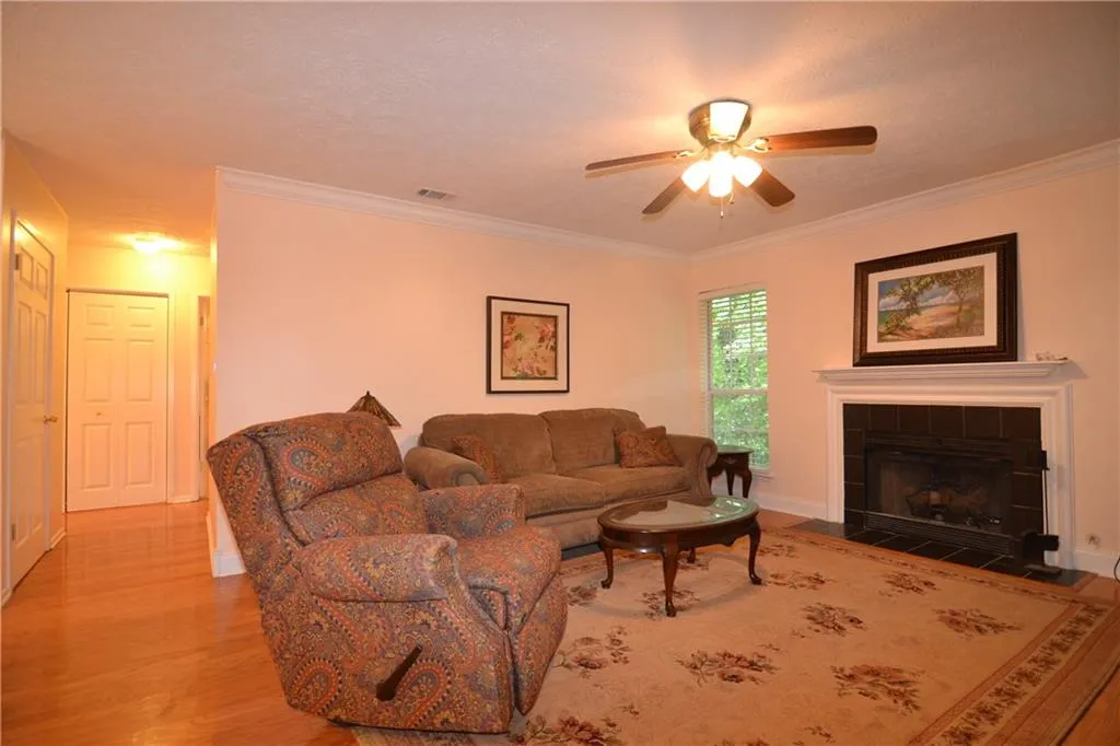 6804 Glenridge Drive Unit F, Sandy Springs, Georgia 30328, 2 Bedrooms Bedrooms, ,2 BathroomsBathrooms,Residential,Sold,6804 Glenridge Drive Unit F,6044630