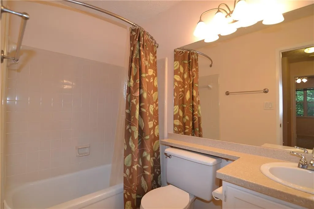 6804 Glenridge Drive Unit F, Sandy Springs, Georgia 30328, 2 Bedrooms Bedrooms, ,2 BathroomsBathrooms,Residential,Sold,6804 Glenridge Drive Unit F,6044630