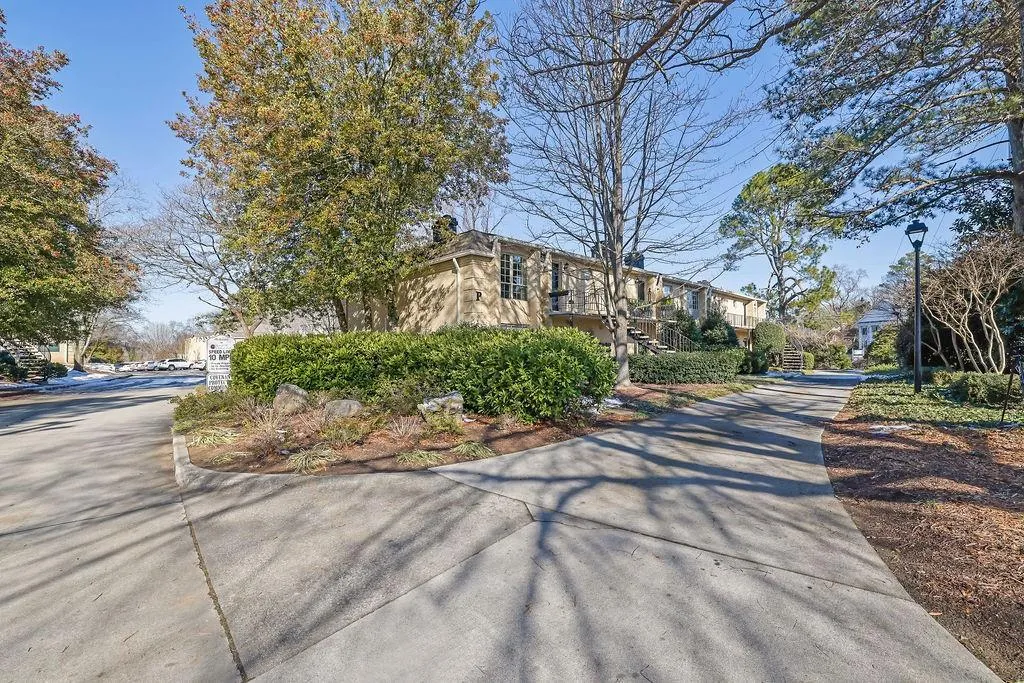 5400 Roswell Road Unit P2, Atlanta, Georgia 30342, 2 Bedrooms Bedrooms, ,1 BathroomBathrooms,Residential,Sold,5400 Roswell Road Unit P2,7508655