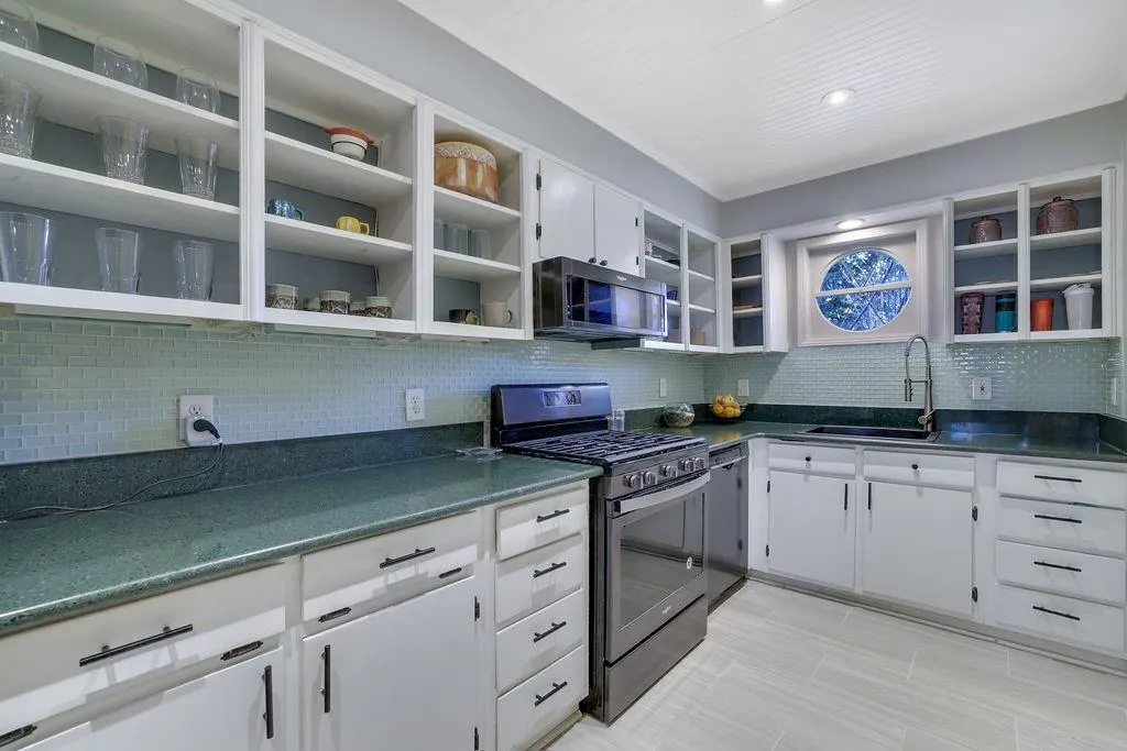 5400 Roswell Road Unit P2, Atlanta, Georgia 30342, 2 Bedrooms Bedrooms, ,1 BathroomBathrooms,Residential,Sold,5400 Roswell Road Unit P2,7508655