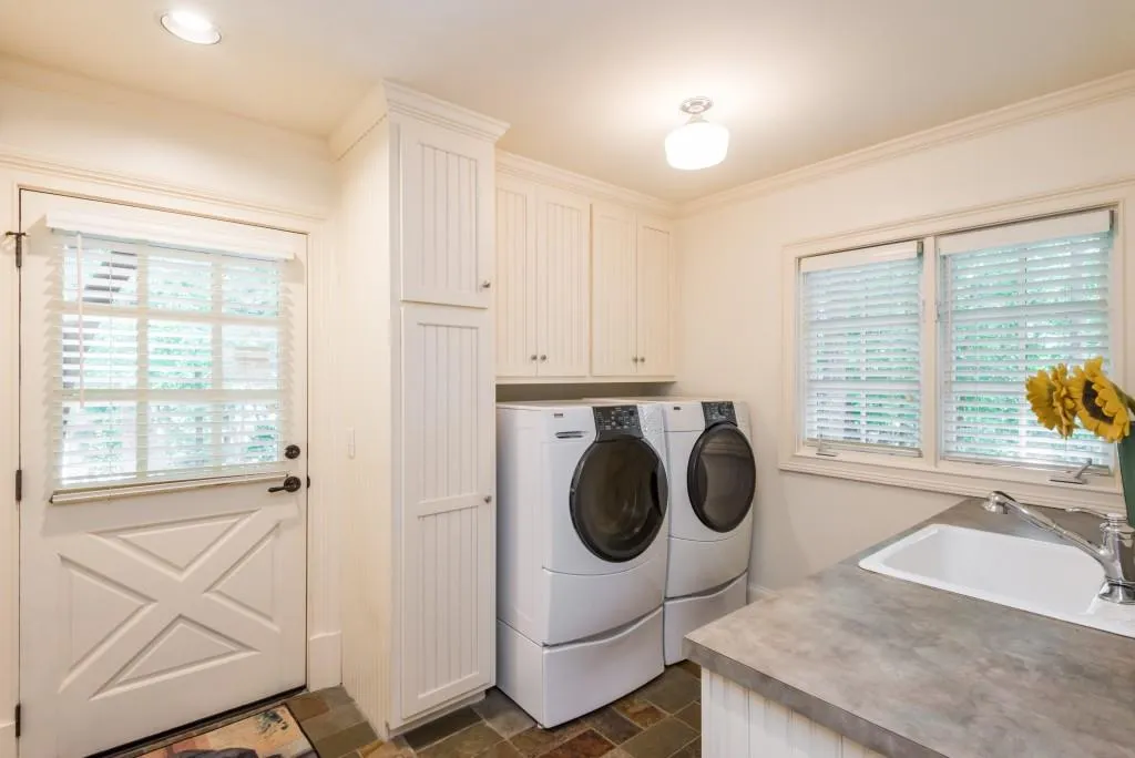 102 Kingston Manor, Sandy Springs, Georgia 30342, 5 Bedrooms Bedrooms, ,4 BathroomsBathrooms,Residential,Sold,102 Kingston Manor,5895319