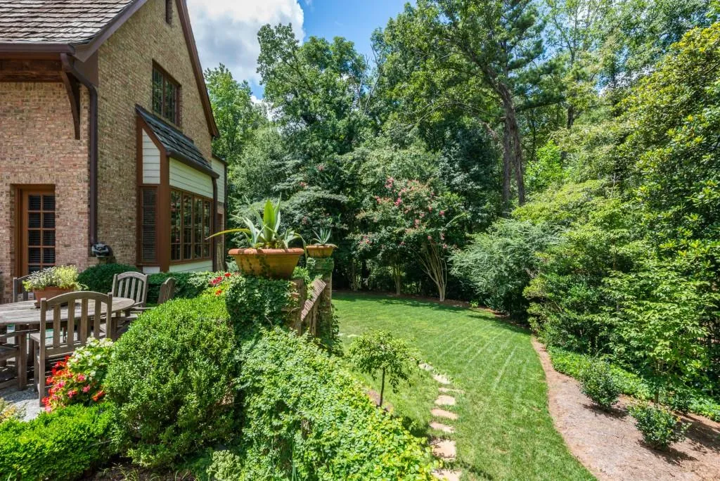 102 Kingston Manor, Sandy Springs, Georgia 30342, 5 Bedrooms Bedrooms, ,4 BathroomsBathrooms,Residential,Sold,102 Kingston Manor,5895319