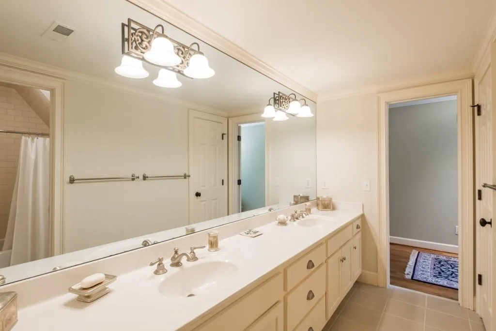 102 Kingston Manor, Sandy Springs, Georgia 30342, 5 Bedrooms Bedrooms, ,4 BathroomsBathrooms,Residential,Sold,102 Kingston Manor,5895319
