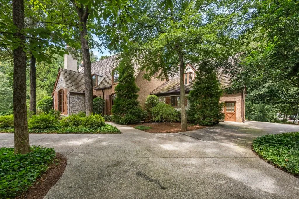 102 Kingston Manor, Sandy Springs, Georgia 30342, 5 Bedrooms Bedrooms, ,4 BathroomsBathrooms,Residential,Sold,102 Kingston Manor,5895319