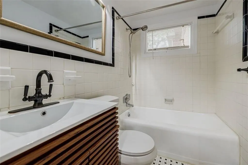 425 Ne Lindbergh Drive Unit G1, Atlanta, Georgia 30305, 2 Bedrooms Bedrooms, ,1 BathroomBathrooms,Residential,For Sale,425 Ne Lindbergh Drive Unit G1,7611778